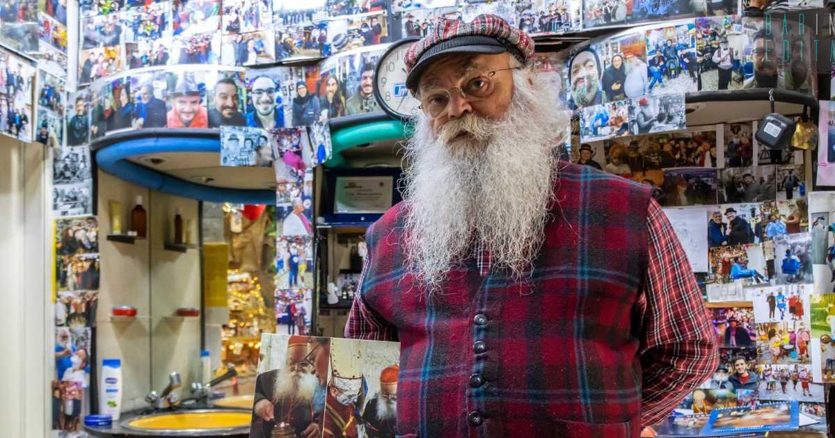Putignano, quel colorato locale dove lavora e fa festa Mimmo: il barbiere "Babbo Natale"